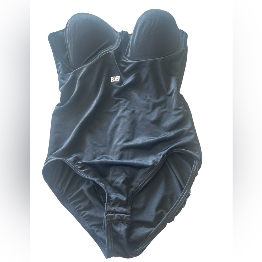 Maidenform Shaper with built in bra. SZ: 38D Black.  731